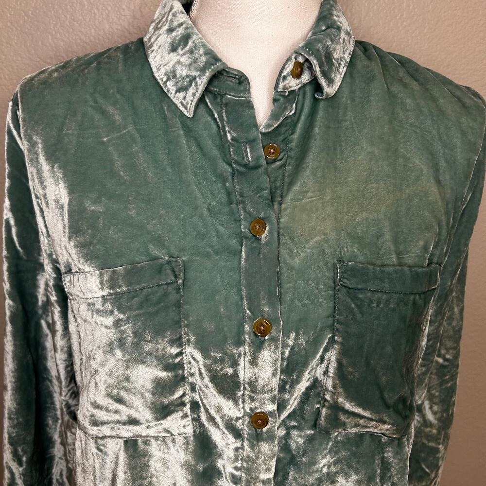Pilcro Anthropolgie crushed velvet sea foam color button down shirt size 4 - Picture 4 of 14